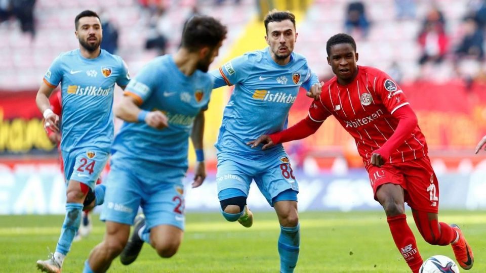 Kayserispor 9 kişiyle kazandı