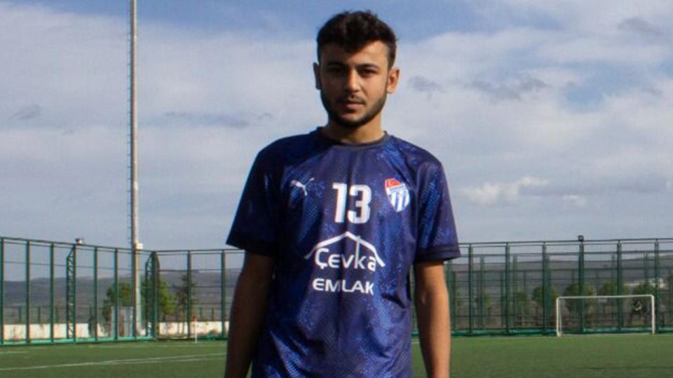 Kırmızı kart gördü tabancayla rakip takımın soyunma odasını bastı