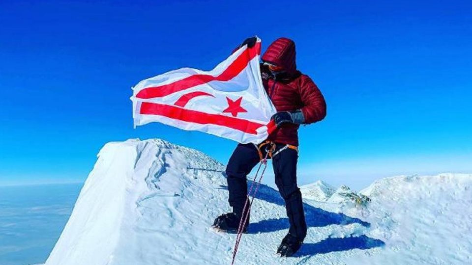KKTC bayrağını Antarktika’nın zirvesine dikti