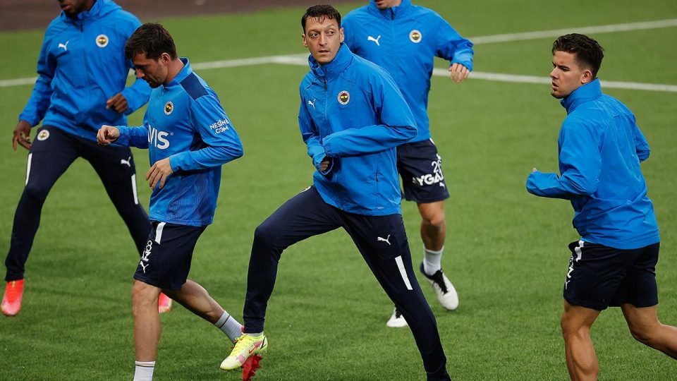 Mesut Özil’den arkadaşlarına uyarı