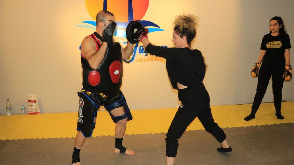 Sağlıkçı kadınlar savunma sporları öğreniyor