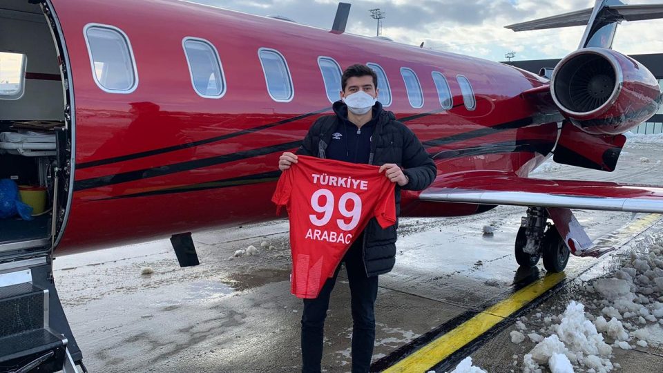 Milli hentbolcu Alperen Arabacı ambulans uçakla İstanbul’a getirildi