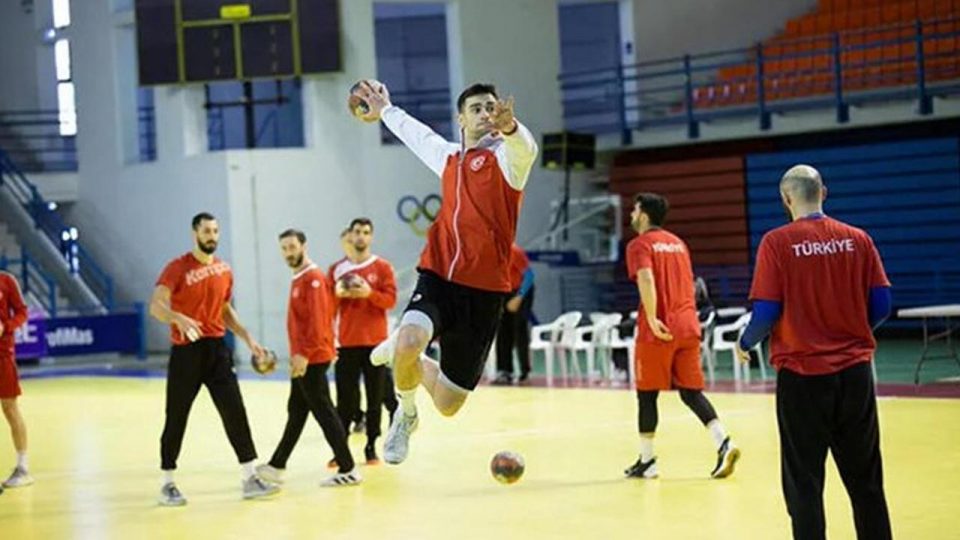 Milli hentbolcu Alperen Arabacı koronavirüse yakalandı