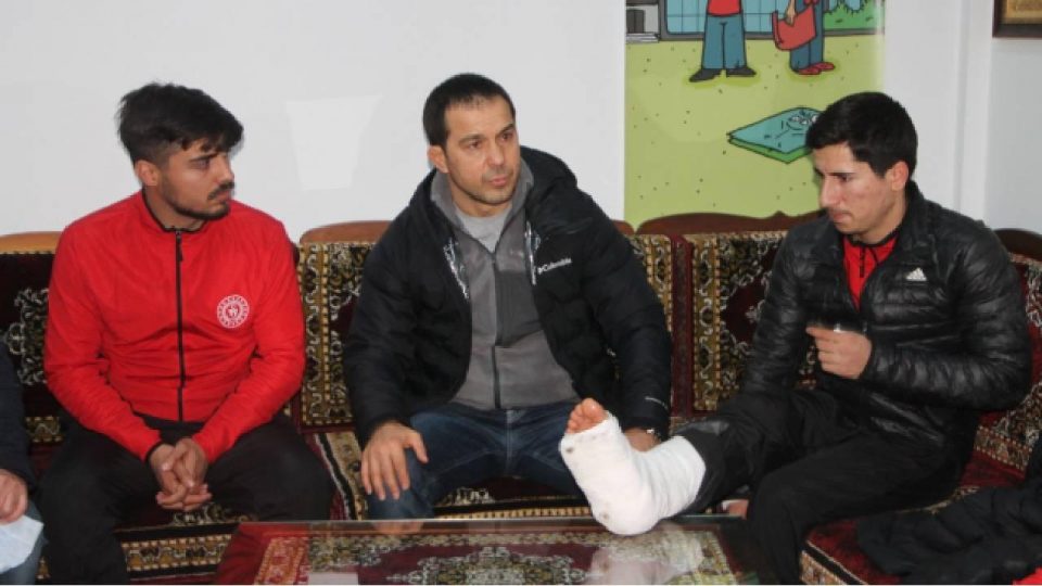 Şeref Eroğlu’ndan kaza geçiren sporculara ziyaret
