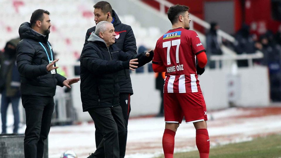 Sivasspor Teknik Direktörü Çalımbay: Maçın galibi olmamız gerekiyordu