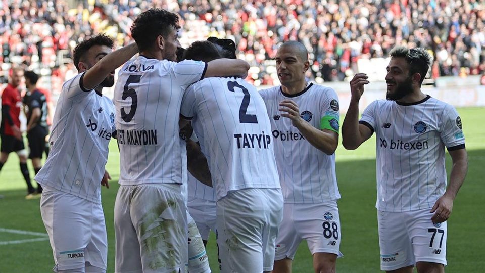 Adana Demirspor Gaziantep’te 3 golle kazandı
