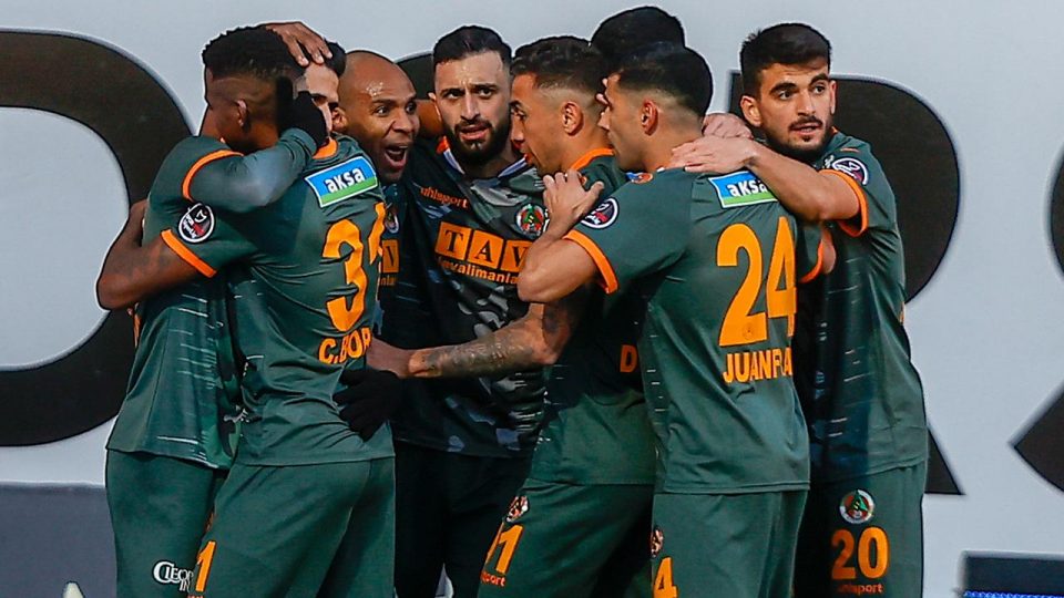 Alanyaspor’dan şampiyonlara çelme