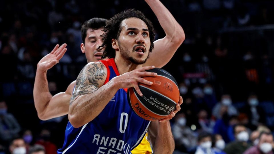 Anadolu Efes farklı kazandı