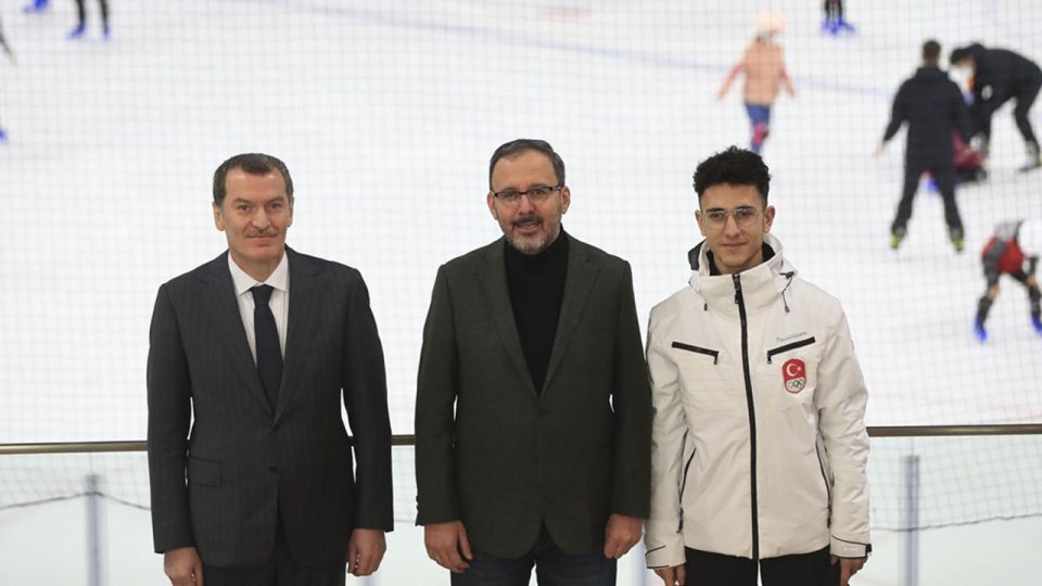 Bakan Kasapoğlu: Furkan Akar bizi Pekin’de gururlandırdı