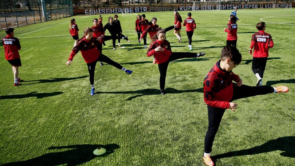 Eskişehirspor Kadın Futbol Takımı’nın gözü zirvede