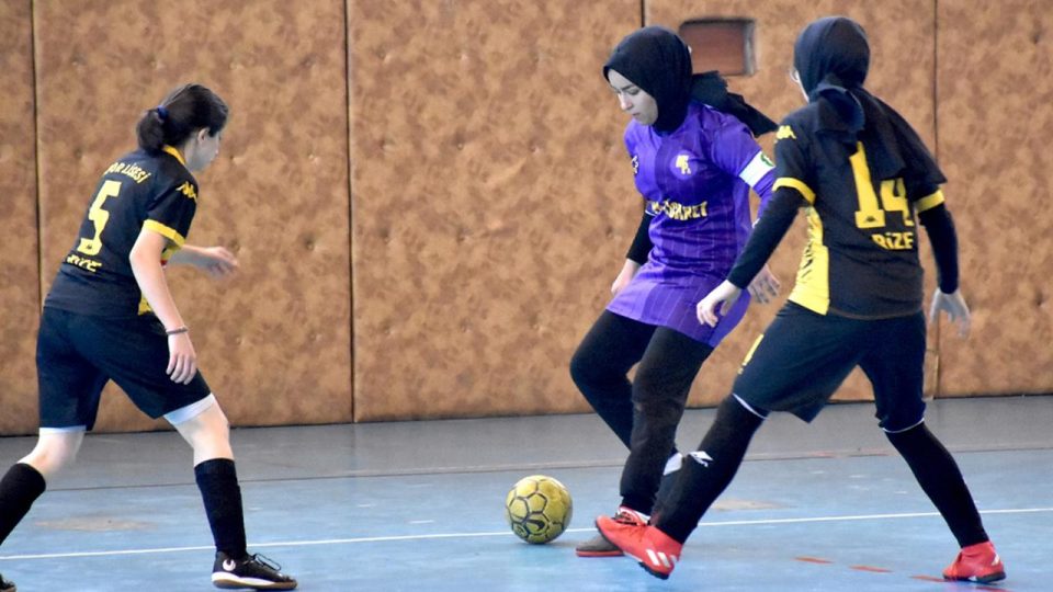 Kadın futbolcu öğretmenlik için transfer tekliflerini kabul etmiyor