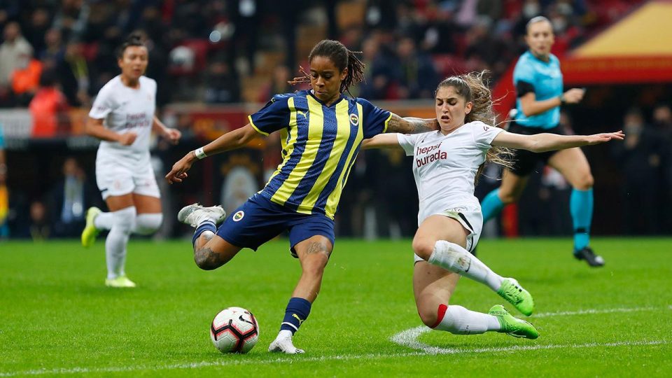Kadın futbolu Süper Lig ekiplerinin desteğiyle gelişiyor