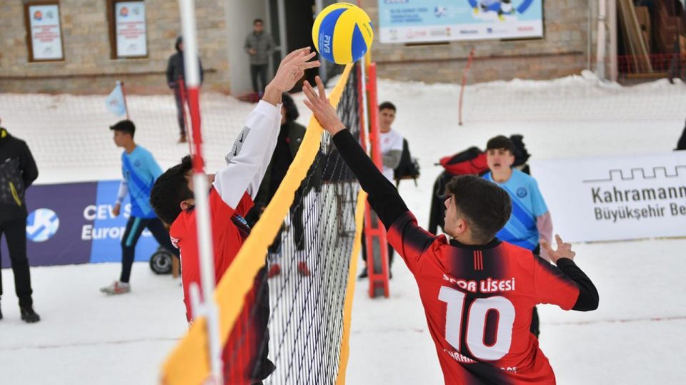 Kahramanmaraş’ta kar voleybolu heyecanı