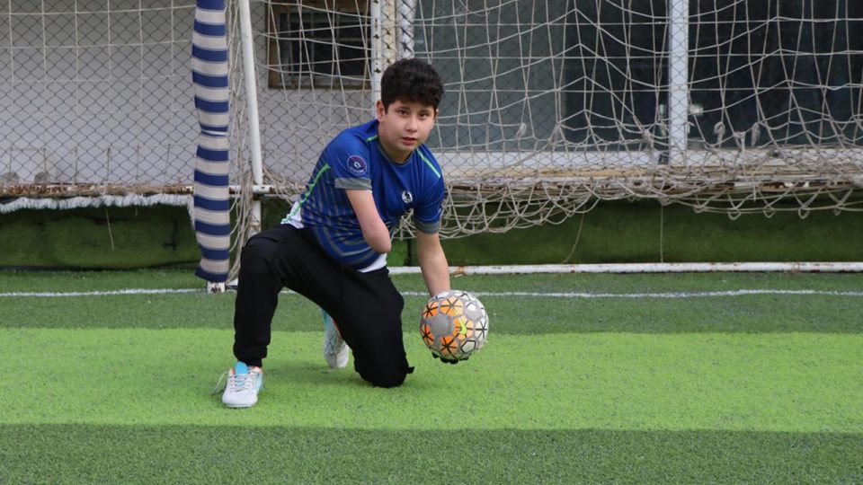 Küçük futbolcu engeline aldırmayıp kaleciliği seçti