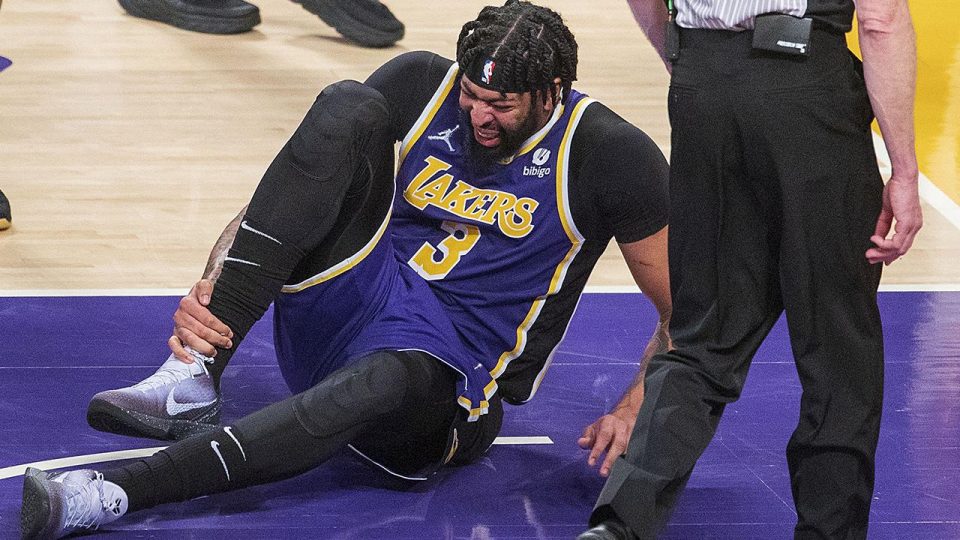 Lakers’ta Anthony Davis en az 2 hafta oynayamayacak