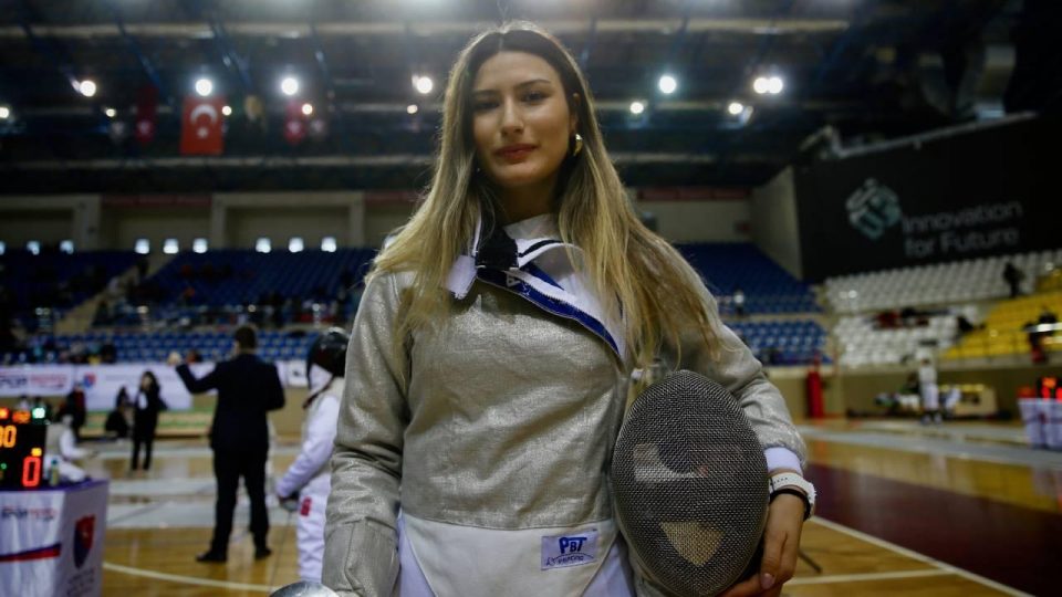 Milli eskrimci Nisanur Erbil Avrupa ikincisi oldu