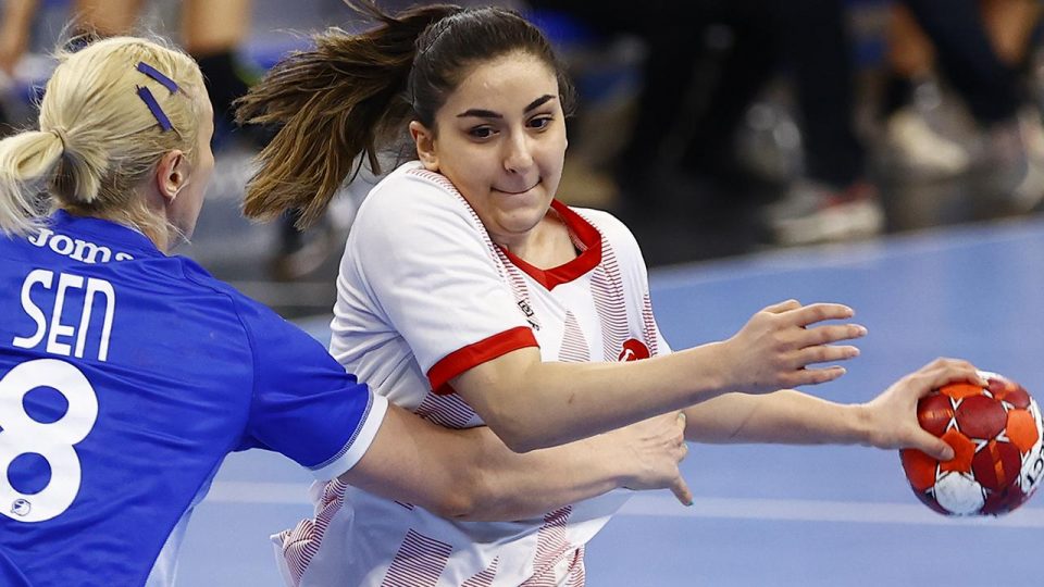 Milli hentbolcu Beyza Karaçam İsveç’e transfer olduğu için mutlu