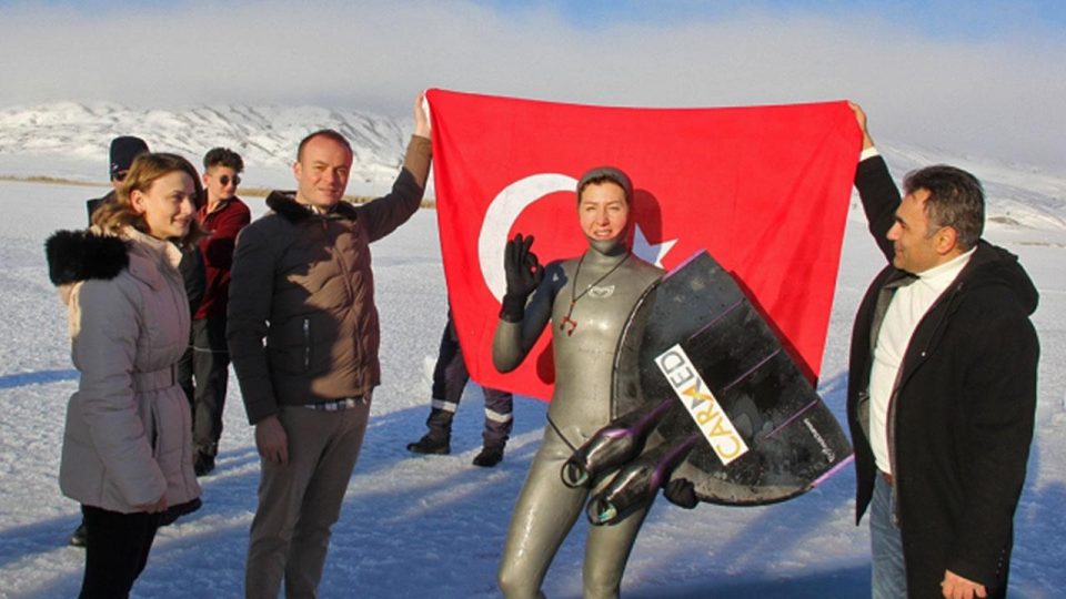 Milli sporcu Birgül Erken buz altı dalış rekoruna ulaştı
