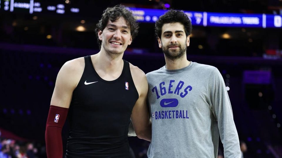 NBA’deki Türk oyunculardan karşılaştıkları maç öncesi dostluk pozu