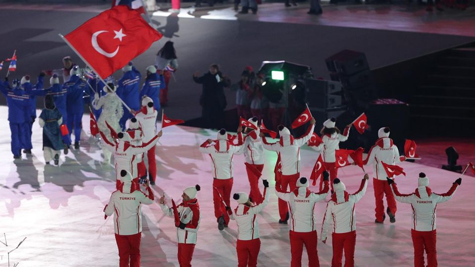Pekin’de Türk bayrağını Ayşenur Duman ve Furkan Akar taşıyacak