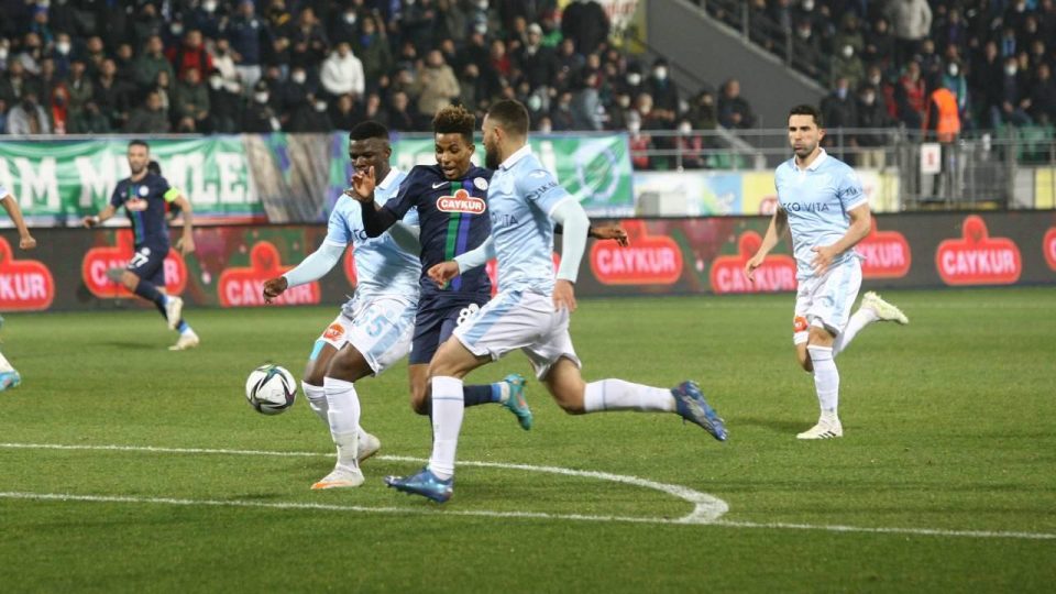 Trezeguet Başakşehir’i taşıdı
