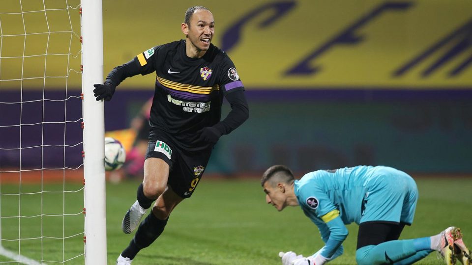 Umut Bulut gençlere taş çıkartıyor