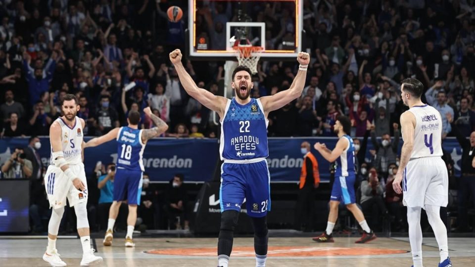 Anadolu Efes Real Madrid’i devirdi