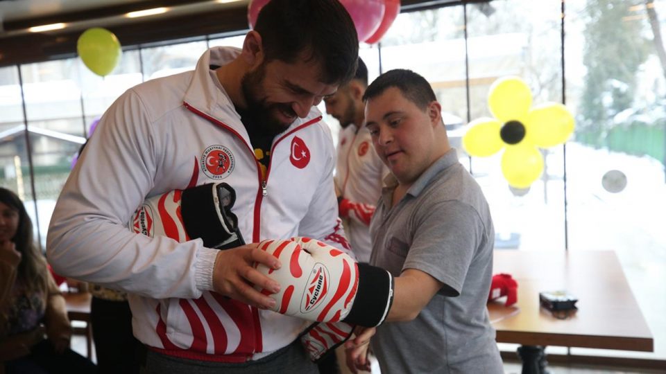 Down sendromlu gençler sporcularla boks yaptı