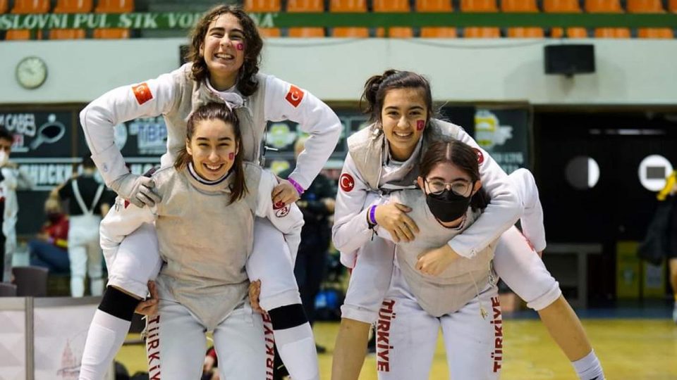 Eskrimde Yıldız Kız Flöre Milli Takımı Avrupa ikincisi oldu