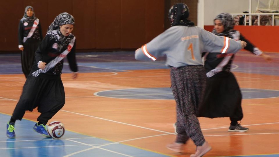 Ev kadınları yöresel kıyafetleriyle maça çıktı