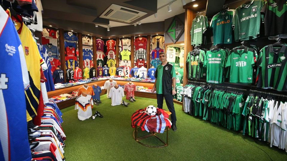 Futbol tutkunu yönetici ofisin forma müzesine çevirdi