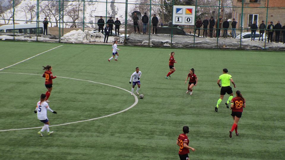 Hakkarigücü Kadın Futbol Takımı Galatasaray’ı mağlup etti