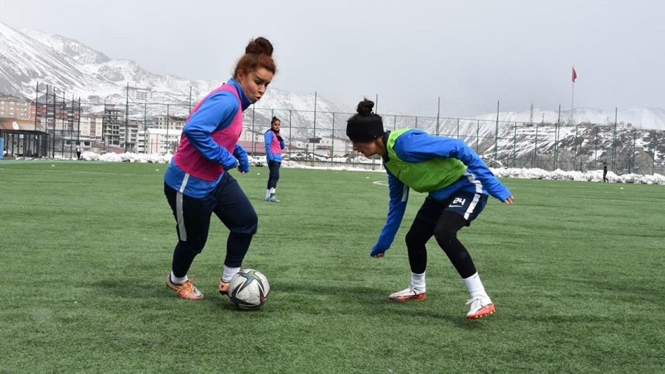 Hakkari’nin kadın “Messi”si futbol tutkusuyla dikkati çekiyor