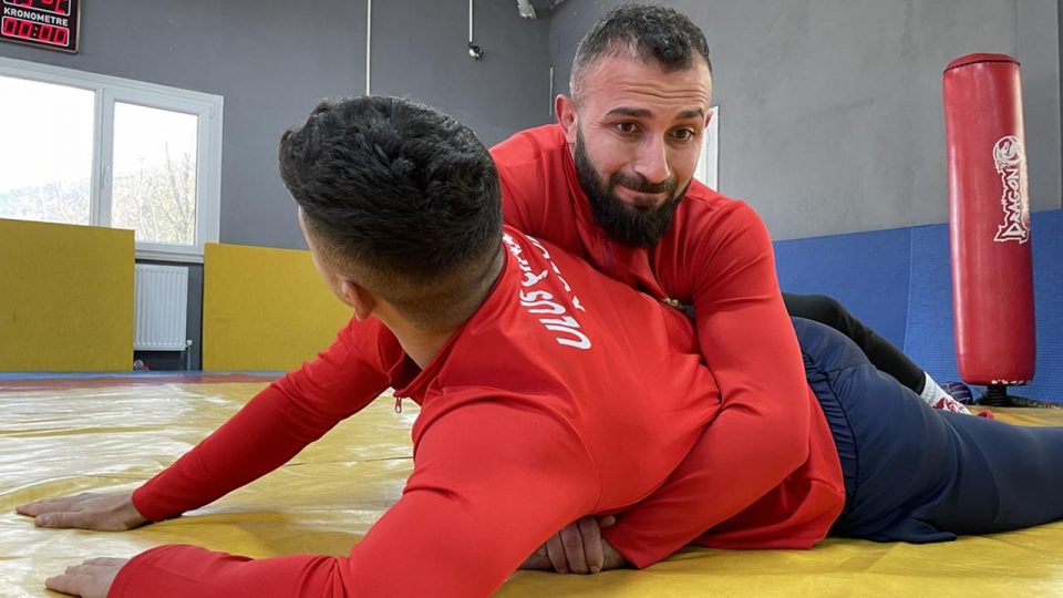 İşitme engelli milli güreşçi olimpiyat şampiyonluğu için çalışıyor