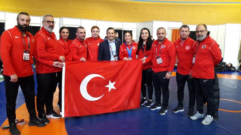 Kadın milli güreşçilerden 3 madalya