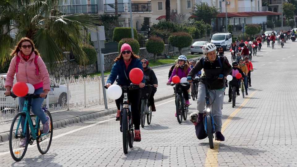 Kadınlar süslü bisikletleriyle pedal çevirdi