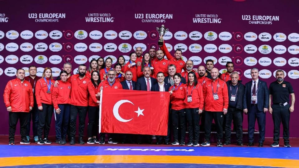 U23 güreşçilerinden tarihi başarı