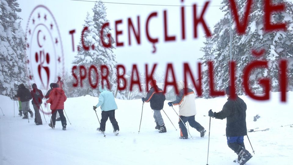 Yurtlardaki üniversitelilere Uludağ’da temel kayak eğitimi verildi