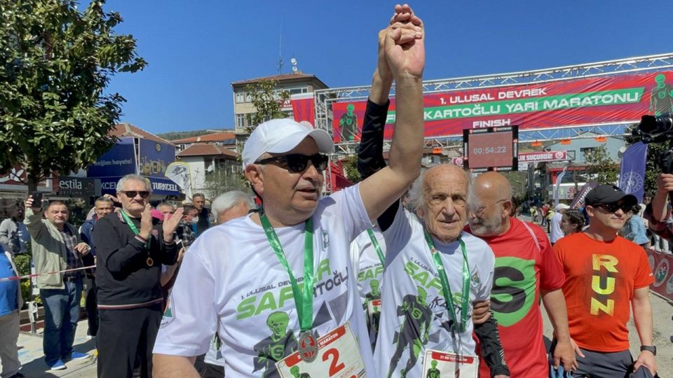95 yaşındaki milli atlet Safder Kartoğlu kendi koşusuna katıldı