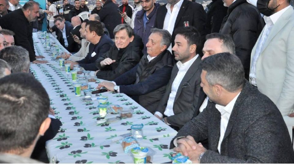 Ahmet Nur Çebi taraftarlarla iftar yaptı