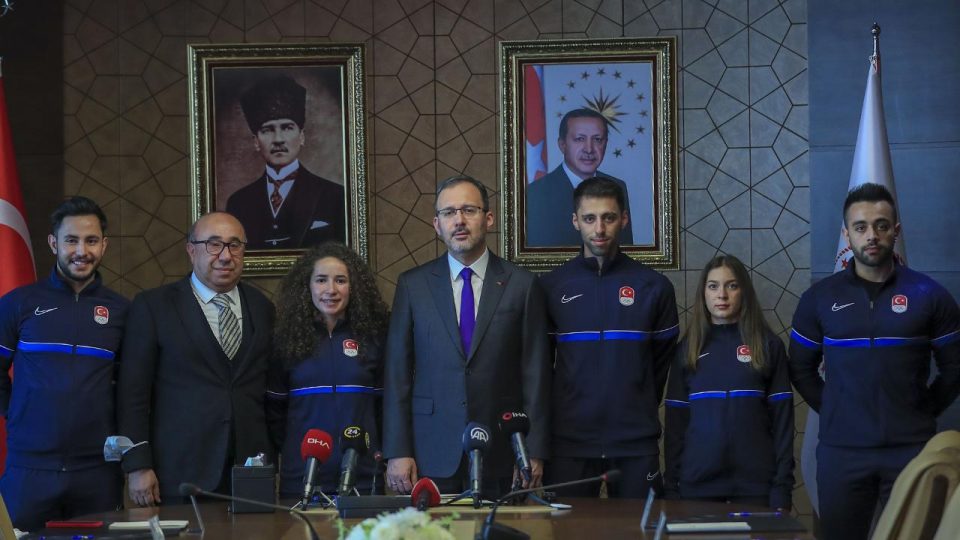 Bakan Kasapoğlu milli kayakçılarla bir araya geldi