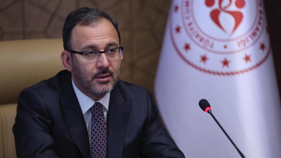 Bakan Kasapoğlu’ndan milli cimnastikçi Emir Erışık’a tebrik