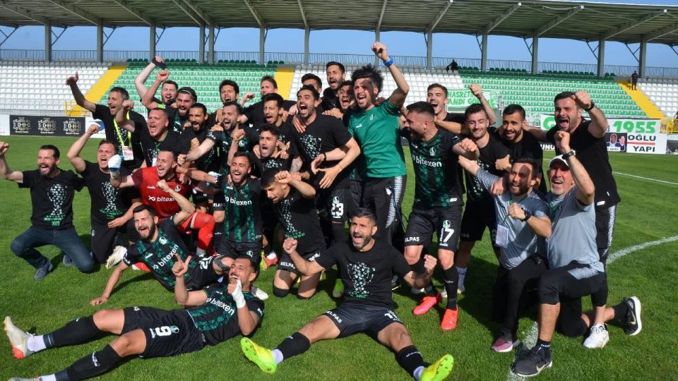 Sakaryaspor 1. Lig’e yükselmeyi garantiledi