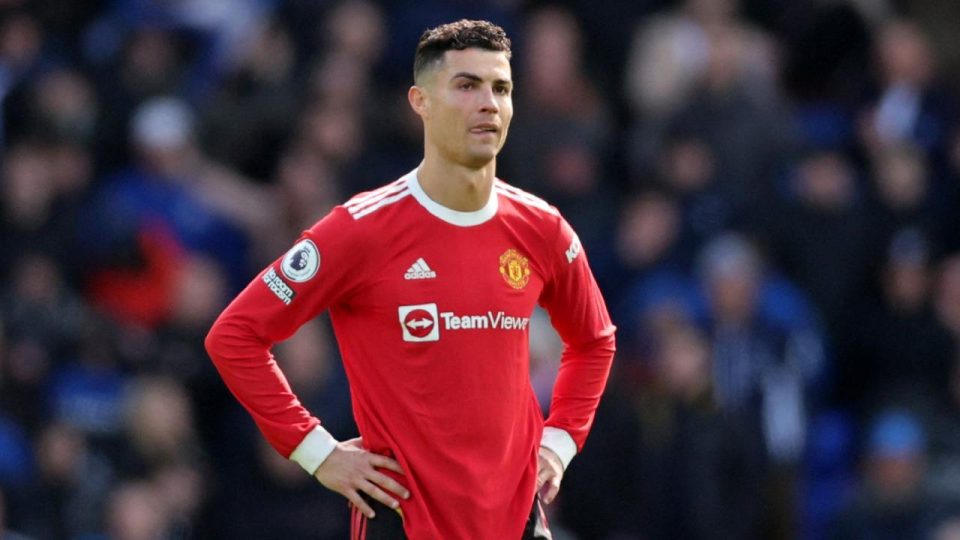 Taraftarın telefonunu kıran Ronaldo özür diledi