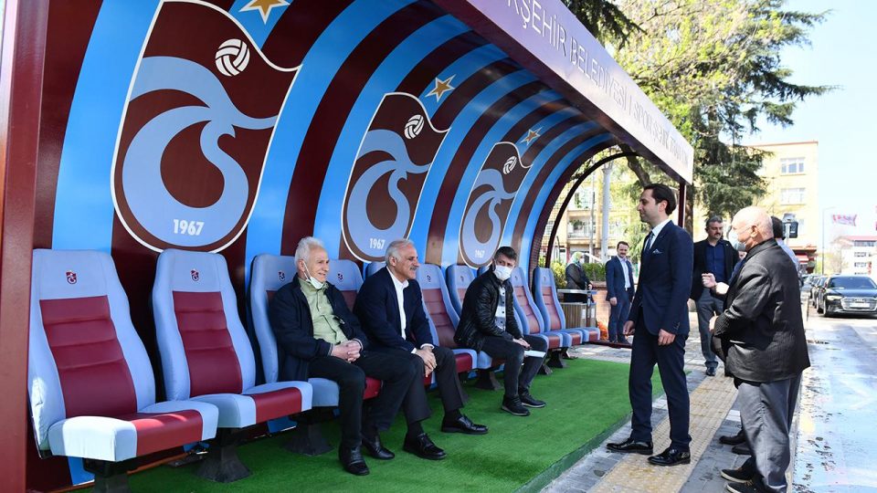Trabzon’daki spor temalı otobüs durakları dikkati çekiyor