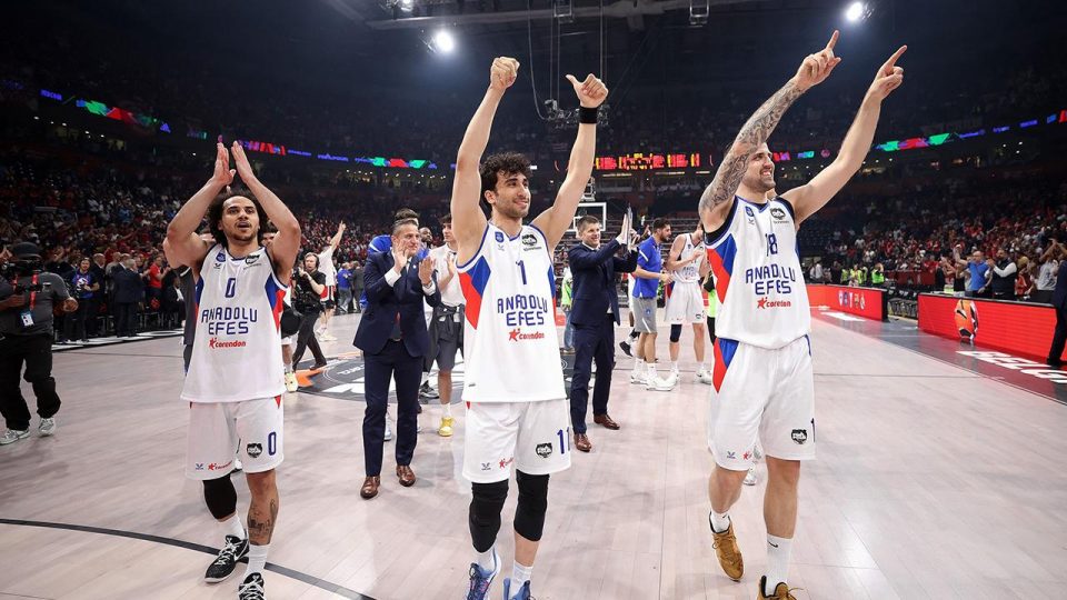 Anadolu Efes ikinci kez zirveye çıkmanın peşinde