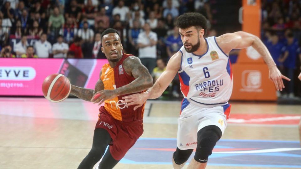 Anadolu Efes ile Galatasaray Nef, yarı finalin 2. maçını oynayacak