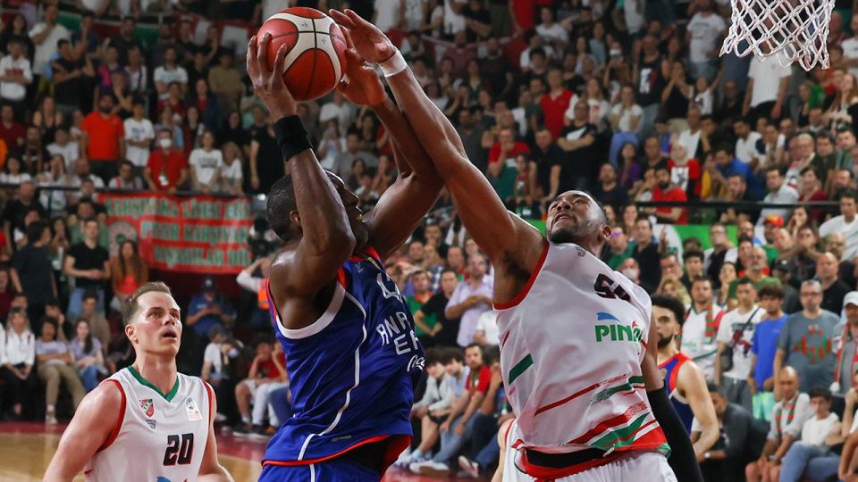 Anadolu Efes-Pınar Karşıyaka play-off serisinin son maçı ertelendi