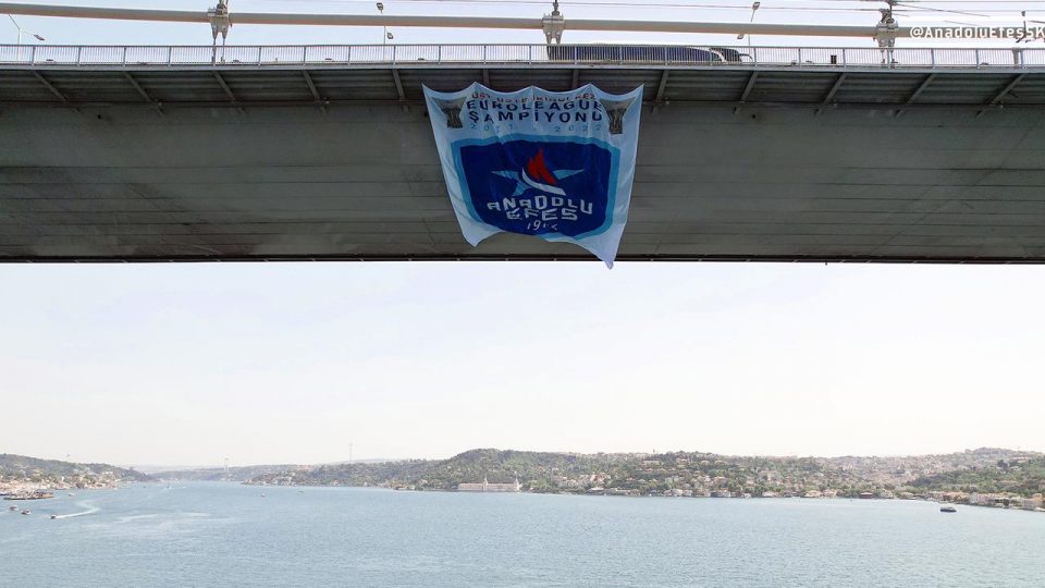 Anadolu Efes’in bayrağı boğaz köprülerine asıldı