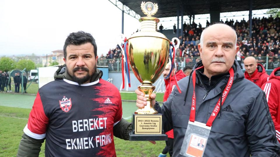 Antrenör baba ile başkan oğlunun şampiyonluk sevinci
